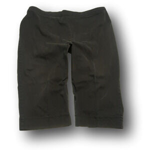 Front seam black capri pants